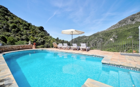 La piscina tiene escalones